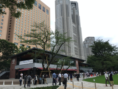 新宿中央公園 SHUKNOVA -シュクノバ-オープンに並ぶ人々