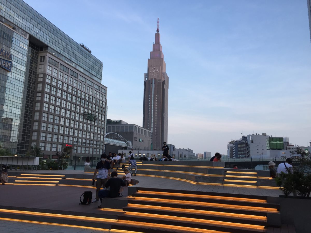 新宿サザンテラス口広場
